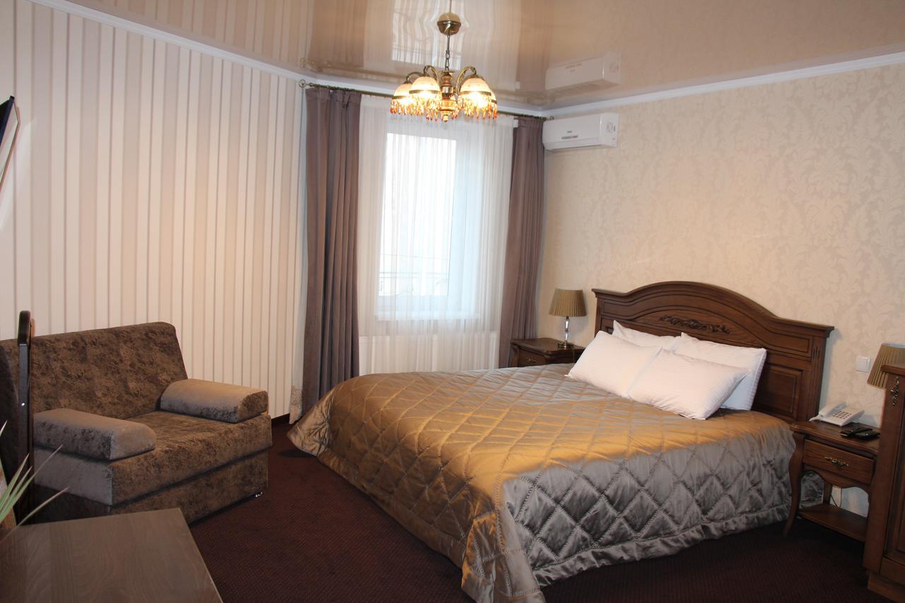 Aristokrat Hotel Vinnytsia Ngoại thất bức ảnh